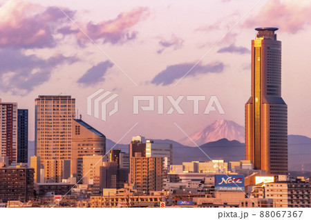 静岡県浜松市から見た中心街越しの夕暮れの富士山 静岡県浜松市から見た中心街越しの夕暮れの富士山 88067367