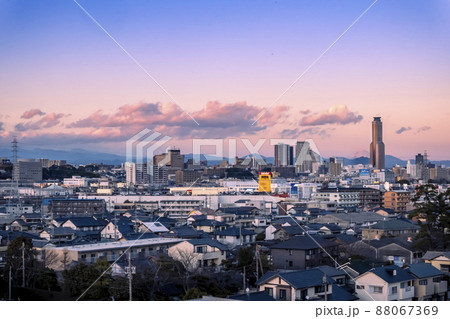 静岡県浜松市から見た中心街越しの夕暮れの富士山 88067369