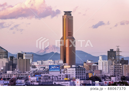 静岡県浜松市から見た中心街越しの夕暮れの富士山 静岡県浜松市から見た中心街越しの夕暮れの富士山 88067370