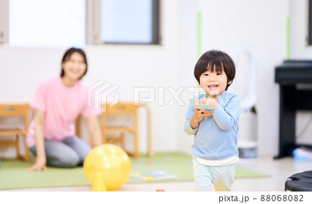 屋内保育イメージ 88068082