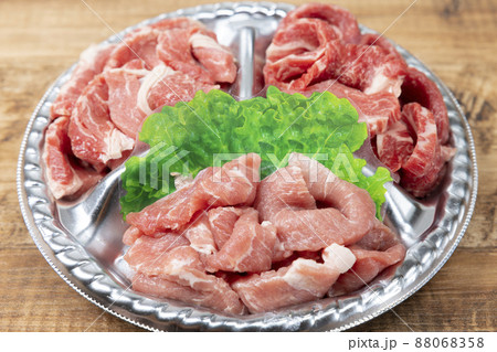 焼肉用の牛肩ロース肉、牛バラ肉、豚肩ロース肉の盛合せ 焼肉用の牛肩ロース肉、牛バラ肉、豚肩ロース肉の盛合せ 88068358