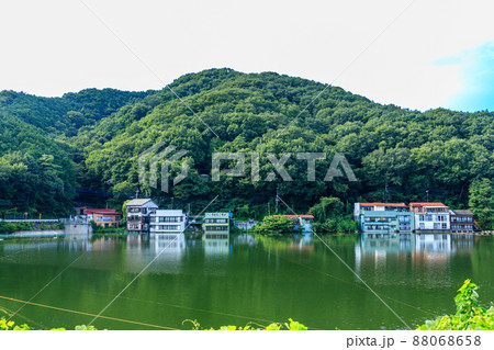 秩父の寄居地区に隠れた景勝地、円良田湖の夏の風景 88068658