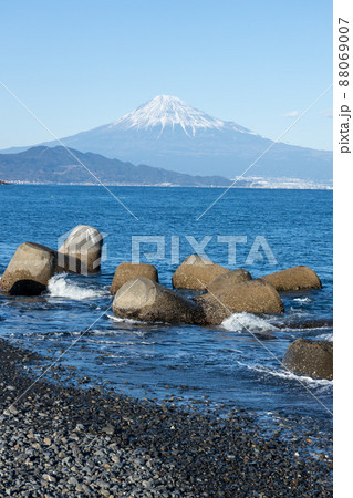 三保の松原の海岸から見る富士山と波しぶき 三保の松原の海岸から見る富士山と波しぶき 88069007