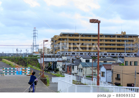 墨田区平井の土手から見た鉄橋の風景 墨田区平井の土手から見た鉄橋の風景 88069332