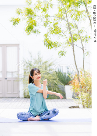 ヨガをする若い女性 88069788