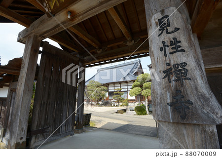 城下町出石 見性寺 山門から本堂を望む 兵庫県豊岡市 城下町出石 見性寺 山門から本堂を望む 兵庫県豊岡市 88070009