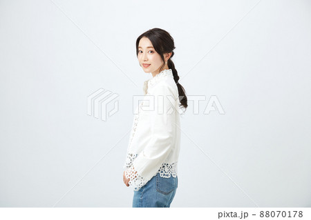 ファッション　若いキレイな女性 88070178