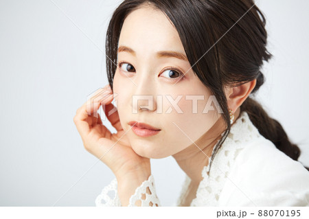 ファッション　若いキレイな女性 88070195