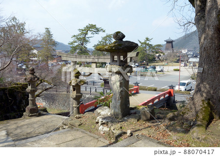城下町出石　稲荷神社参道から辰鼓楼遠望　兵庫県豊岡市 88070417