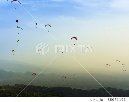ネパール ポカラ 大空を舞うパラグライダー / Sarangkot, Pokhara, Nepal 88071191