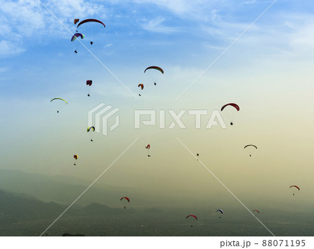 ネパール ポカラ 大空を舞うパラグライダー / Sarangkot, Pokhara, Nepal ネパール ポカラ 大空を舞うパラグライダー / Sarangkot, Pokhara, Nepal 88071195