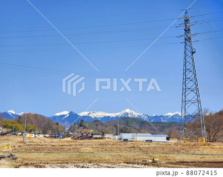 田舎の送電塔(長野県・八ヶ岳の山岳風景) 88072415