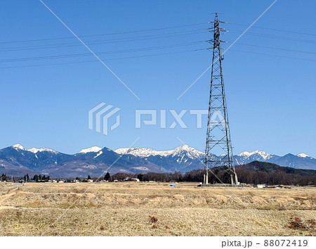 田舎の送電塔(長野県・八ヶ岳の山岳風景) 88072419