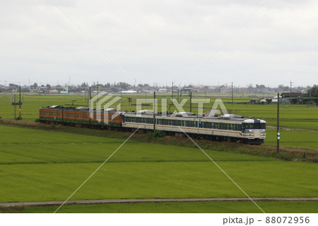 曇天の新潟平野を行く越後線115系6両 88072956