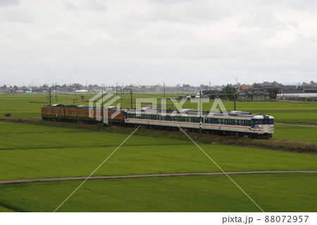 曇天の新潟平野を行く越後線115系6両 88072957