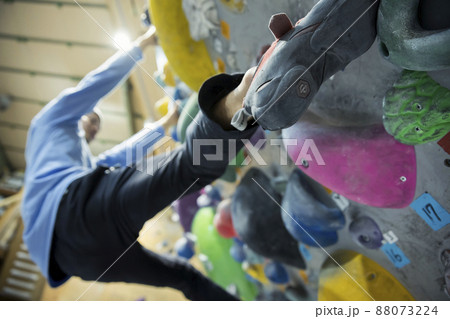 ボルダリングをする若い男性 88073224