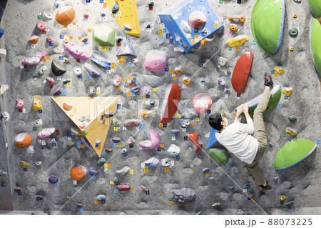 ボルダリングをする若い男性 88073225