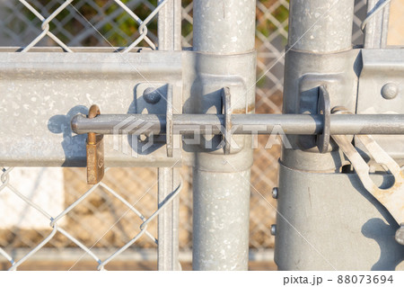 ゴミ捨て場のフェンスの鍵　南京錠　貫抜 88073694