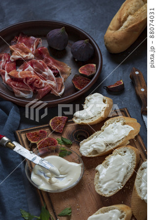 Making ham sandwiches Making ham sandwiches 88074031