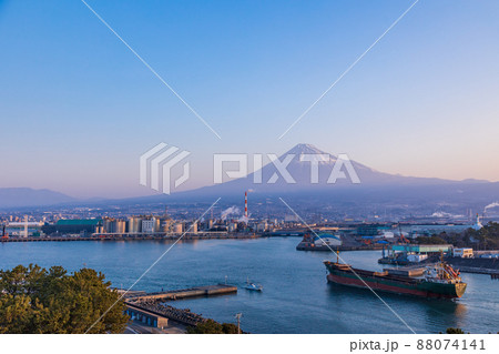 （静岡県）田子の浦港・行き交う船舶と富士山　夜明け 88074141