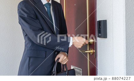 玄関の施錠・開錠｜出勤・帰宅するサラリーマン　イメージ 88074227