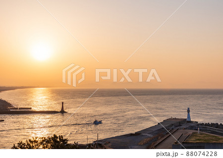 （静岡県）黄金色の日の出、田子の浦港を出る漁船 88074228