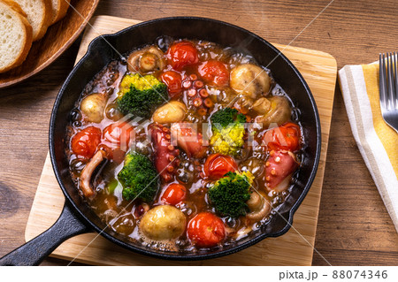 タコとマッシュルームのアヒージョ 88074346