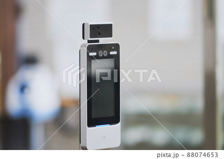 施設入り口の顔認証・体表面温度測定器 88074653