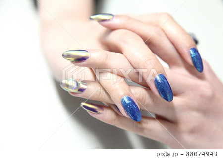 ラメの濃紺ネイルとゴールドハート付きのゴージャスネイル ラメの濃紺ネイルとゴールドハート付きのゴージャスネイル 88074943