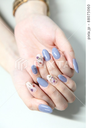 花柄ネイルとグレーネイルのカワイイ春ネイル 88075060