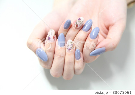 花柄ネイルとグレーネイルのカワイイ春ネイル 88075061