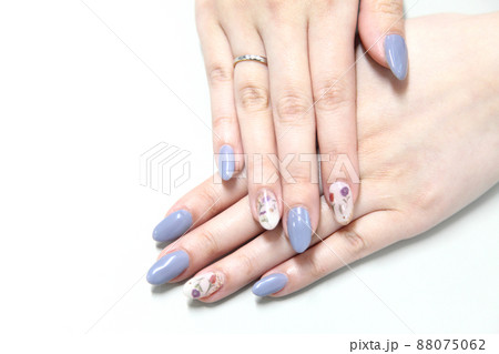 花柄ネイルとグレーネイルのカワイイ春ネイル 88075062