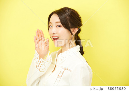 ファッション　若いキレイな女性 88075080