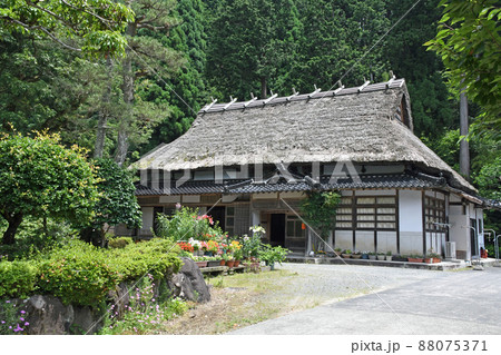 岡山県津山市阿波地区の茅葺屋根の民家 88075371