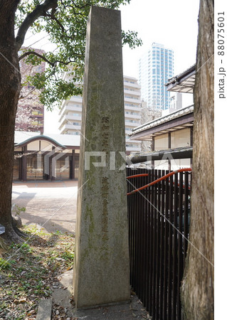 かつて新宿駅東南口にあった御大典記念碑 88075601