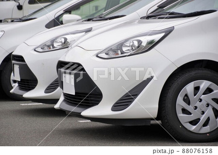 自動車イメージ　トヨタアクアのビジネス車 88076158