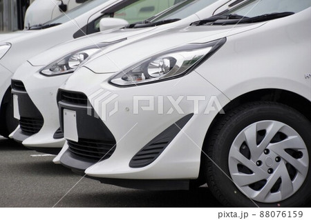 自動車イメージ　トヨタアクアのビジネス車 88076159