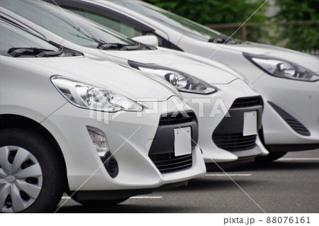 自動車イメージ　トヨタアクアのビジネス車 88076161