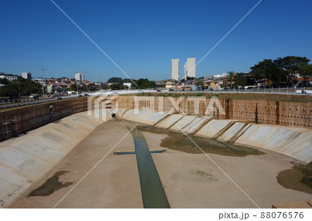 Public flood management system in Sao Paulo city. water detention reservoir Public flood management system in Sao Paulo city. water detention reservoir 88076576
