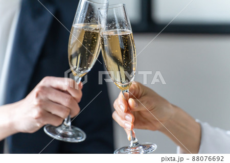 カップル　シャンパン　乾杯　 88076692