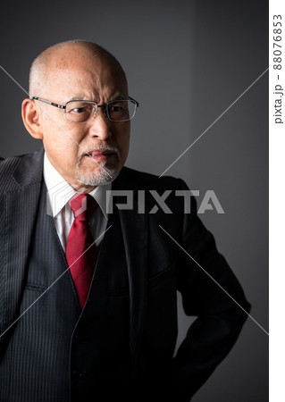 怒るシニア男性 怒るシニア男性 88076853
