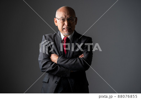 怒るシニア男性 88076855