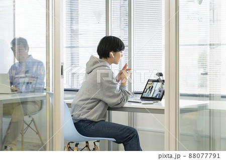 オンライン会議をする女性　シェアオフィスのブース 88077791