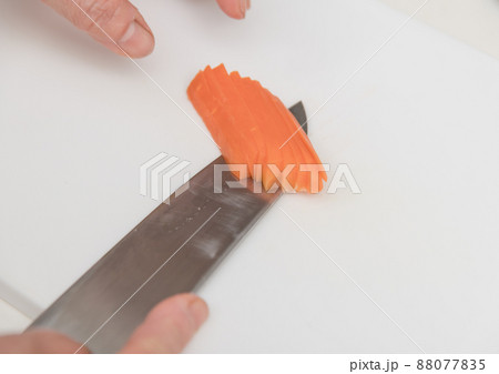 【ニンジンの糠漬けを三徳包丁で切る】 88077835