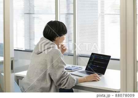 ノートパソコンで作業をする女性の後ろ姿　 88078009