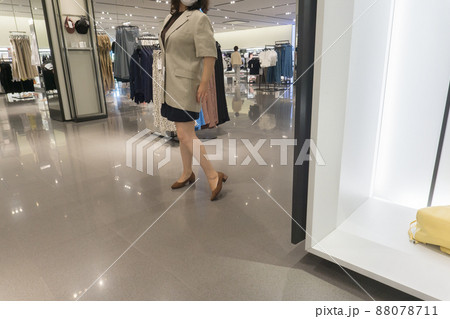 試着　女性　ファッション店 88078711