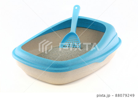 Side view of a cat litter tray with scoop 88079249