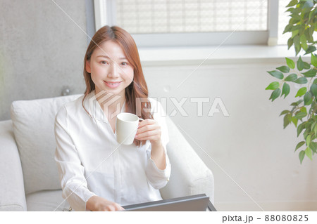 俯瞰_コーヒーカップを持ち顔を上げたビジネスウーマン2 俯瞰_コーヒーカップを持ち顔を上げたビジネスウーマン2 88080825