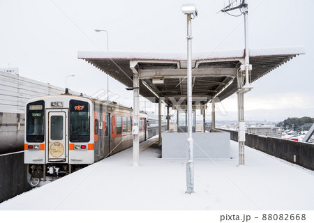 【城北線】雪景色の味美駅に停まる列車 【城北線】雪景色の味美駅に停まる列車 88082668