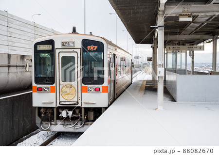 【城北線】雪景色の味美駅に停まる列車 【城北線】雪景色の味美駅に停まる列車 88082670